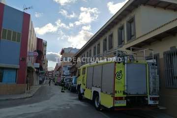 Una avería en el motor de un vehículo deja un reguero de aceite por varias calles de Los Llanos de Telde/TA.